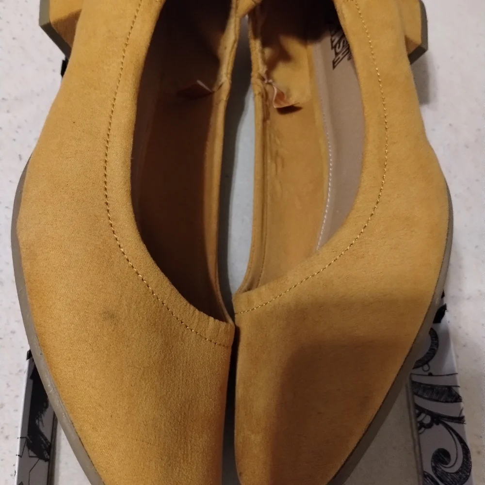 Shoes - Picture 4 of 8